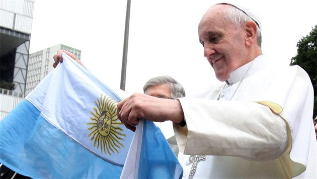 Papa Francisco con bandera argentina