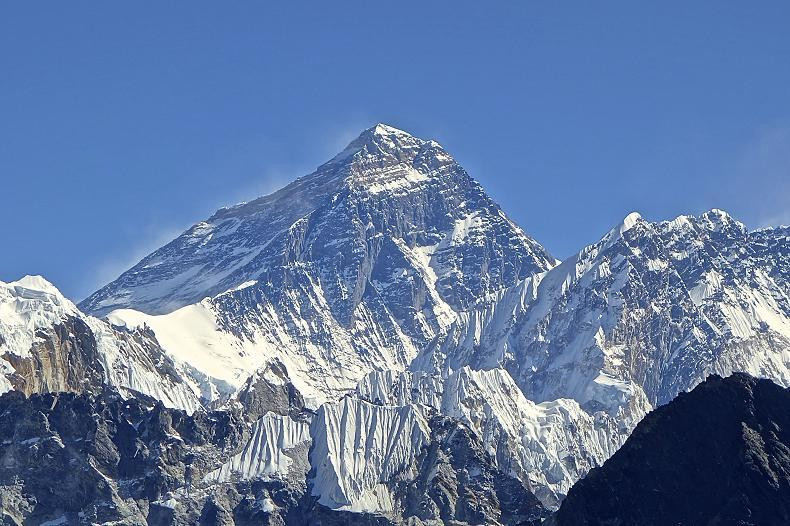 Hallan cuatro alpinistas muertos en el Everest