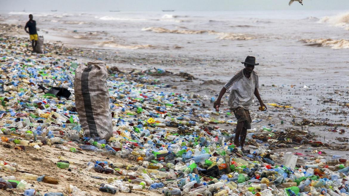 Diseñan una enzima que destruye el plástico y podría reducir la contaminación