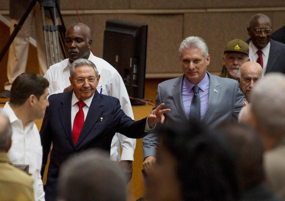 Miguel Díaz-Canel, presidente de Cuba junto a Raúl Castro (Reuters)