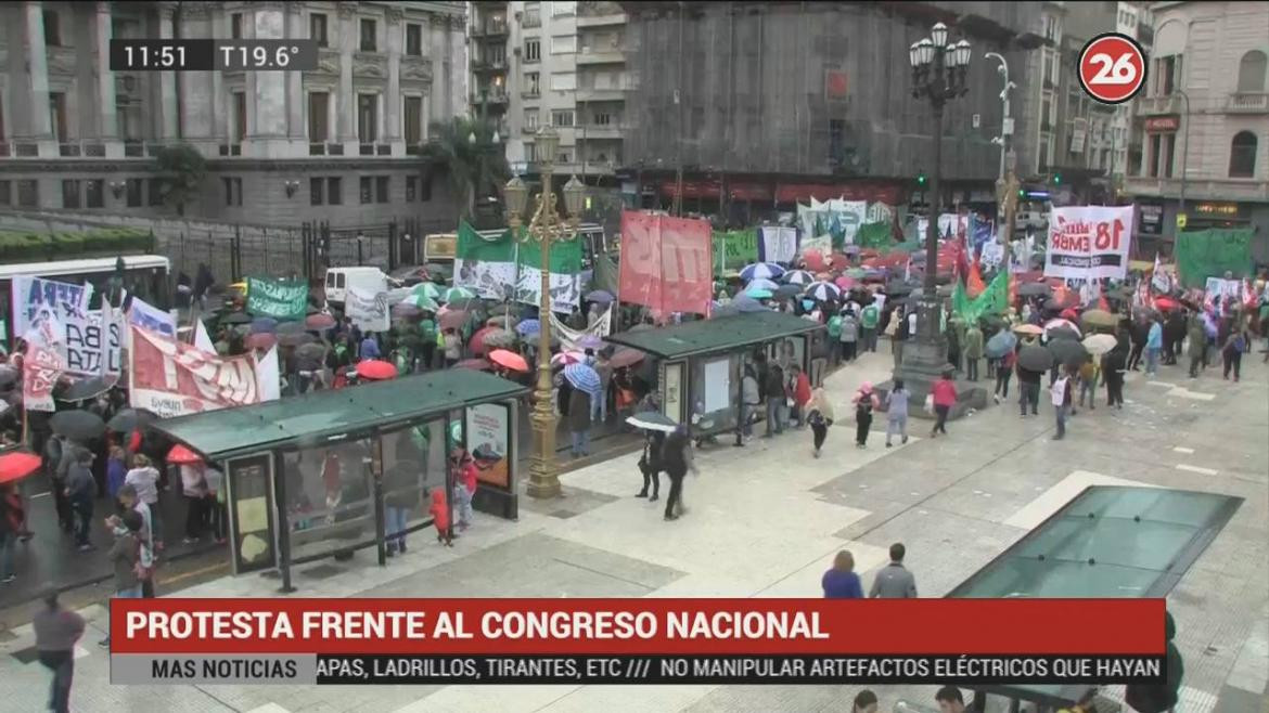 Protesta frente al Congreso Nacional (Canal 26)