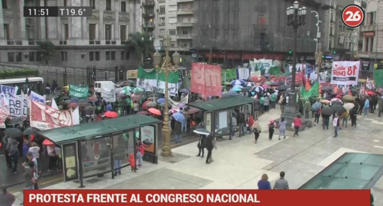 Protesta frente al Congreso Nacional (Canal 26)