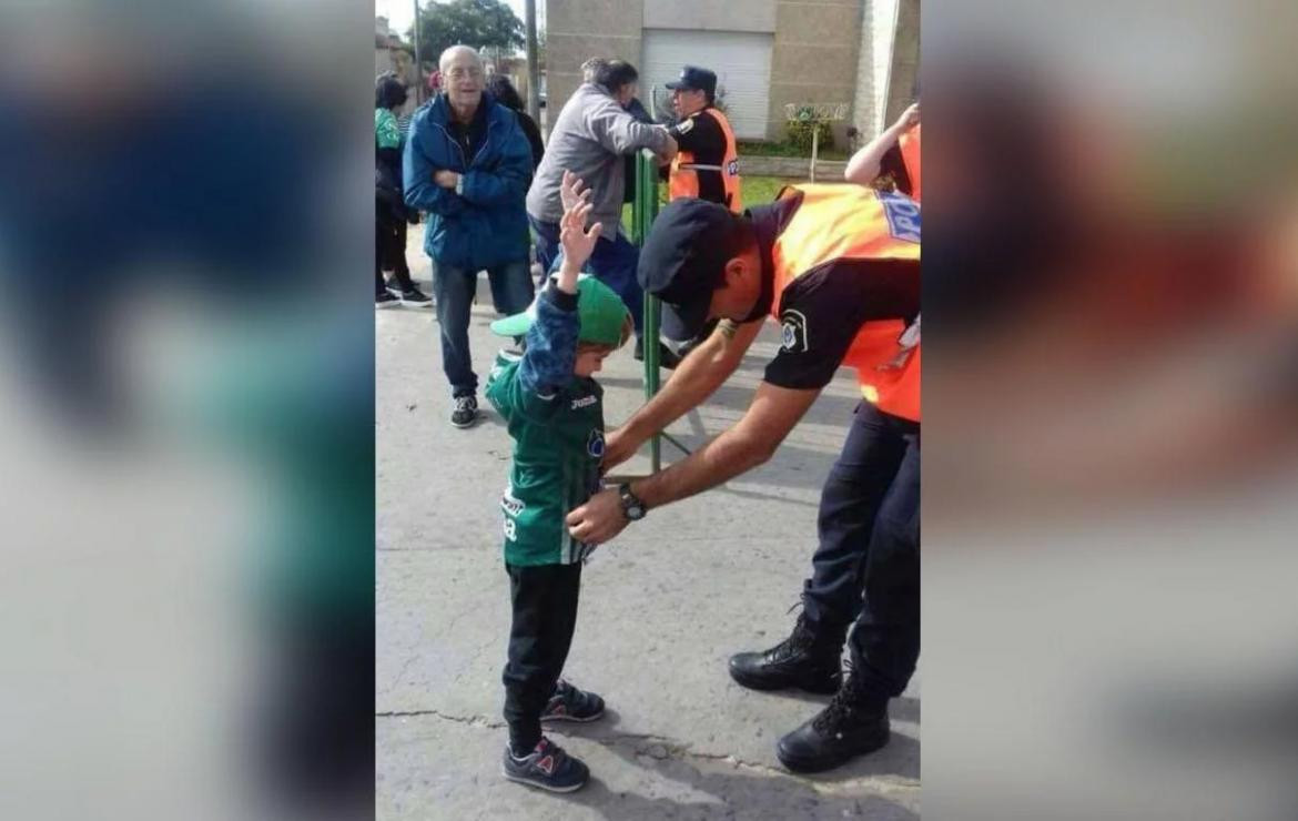 Falso cacheo policial a niño - Polémica - Fútbol