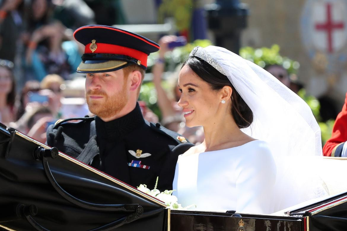 Príncipe Harry y Meghan Markle recorren la ciudad en carruaje (Reuters)