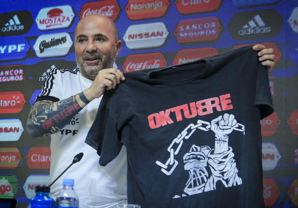 Sampaoli con la remera de Los Rendonditos de Ricota