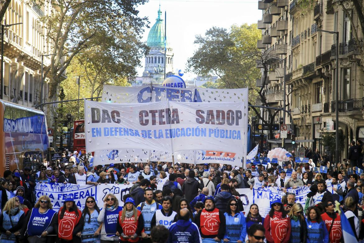 Marchas federal educativa en Plaza de Mayo, docentes, NA