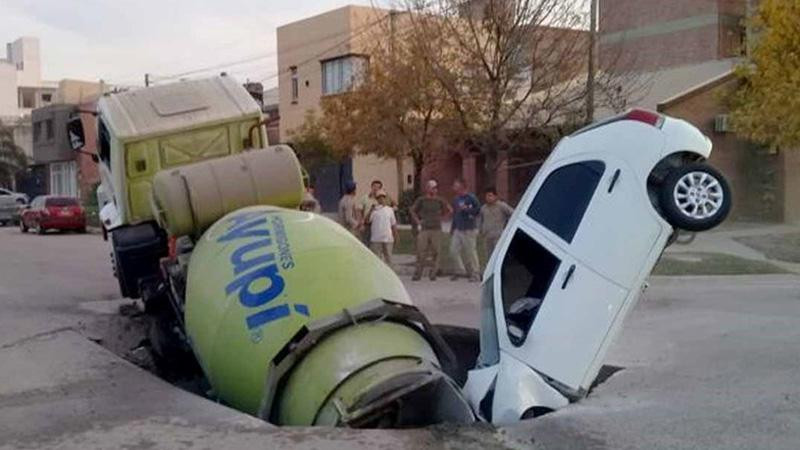 Pozo se traga a camión y auto