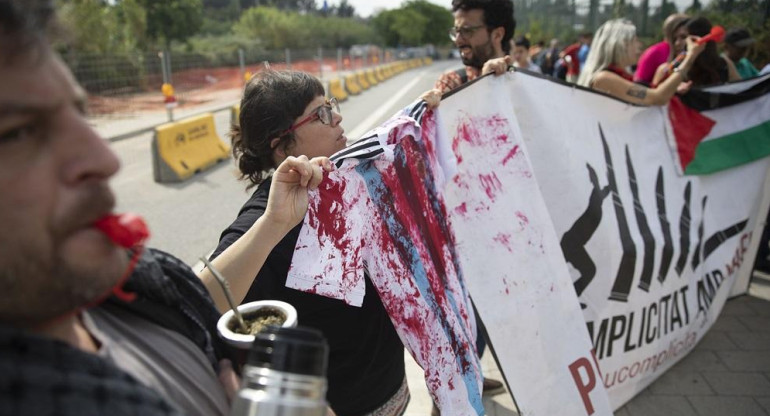 Partido Israel vs. Argentina suspendido - Protestas - Camisetas con sangre