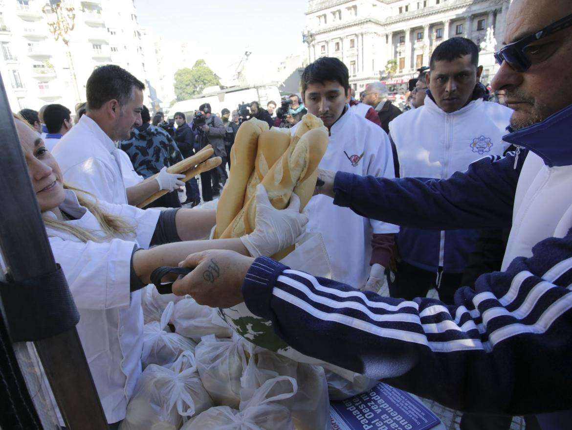 Panazo en Plaza Congreso, entrega de pan, NA