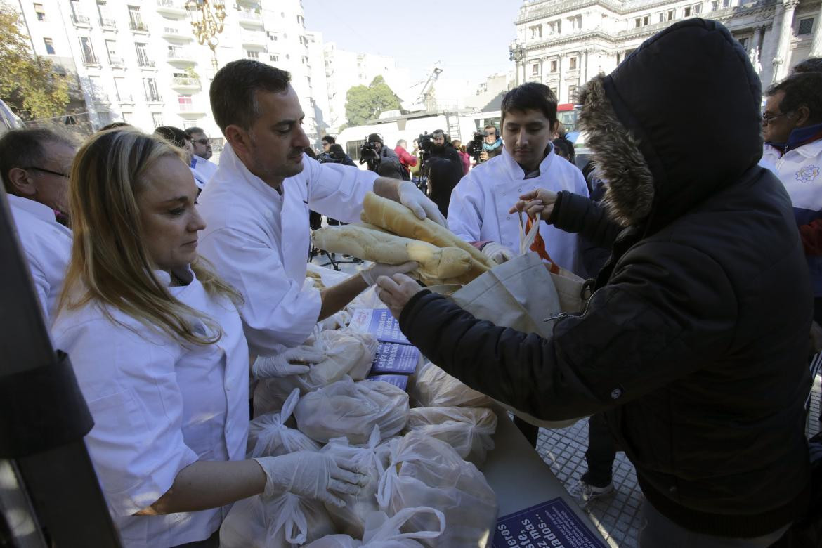 Panazo en Plaza Congreso, entrega de pan, NA