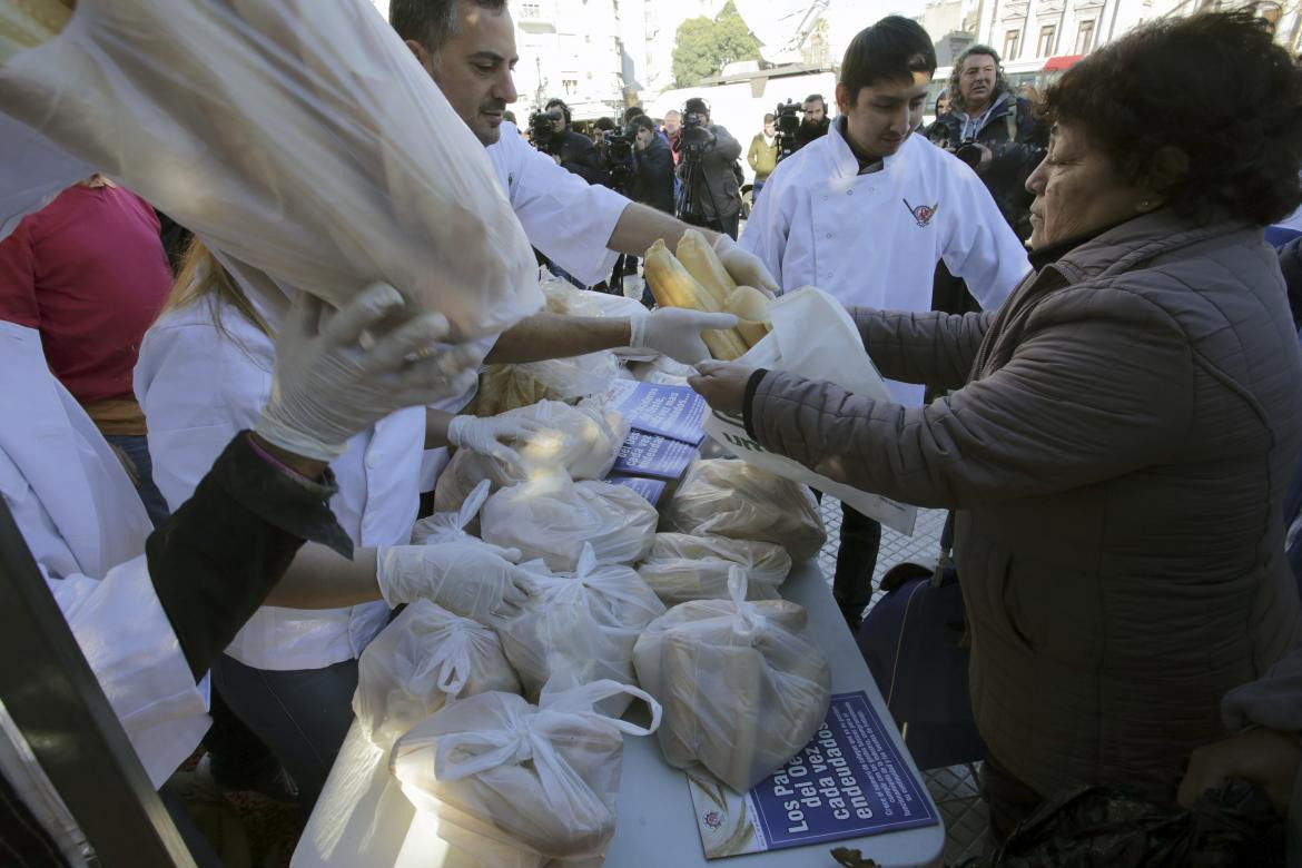 Panazo en Plaza Congreso, entrega de pan, NA