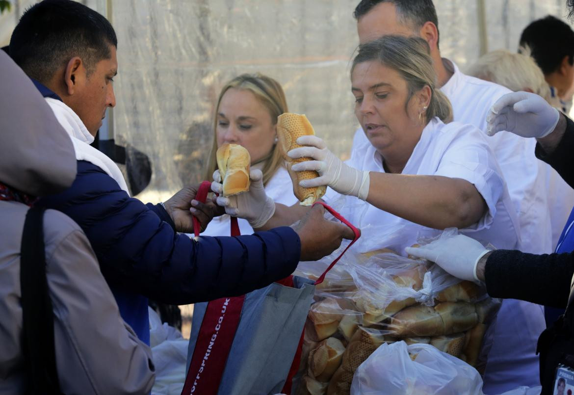 Panazo en Plaza Congreso, entrega de pan, NA