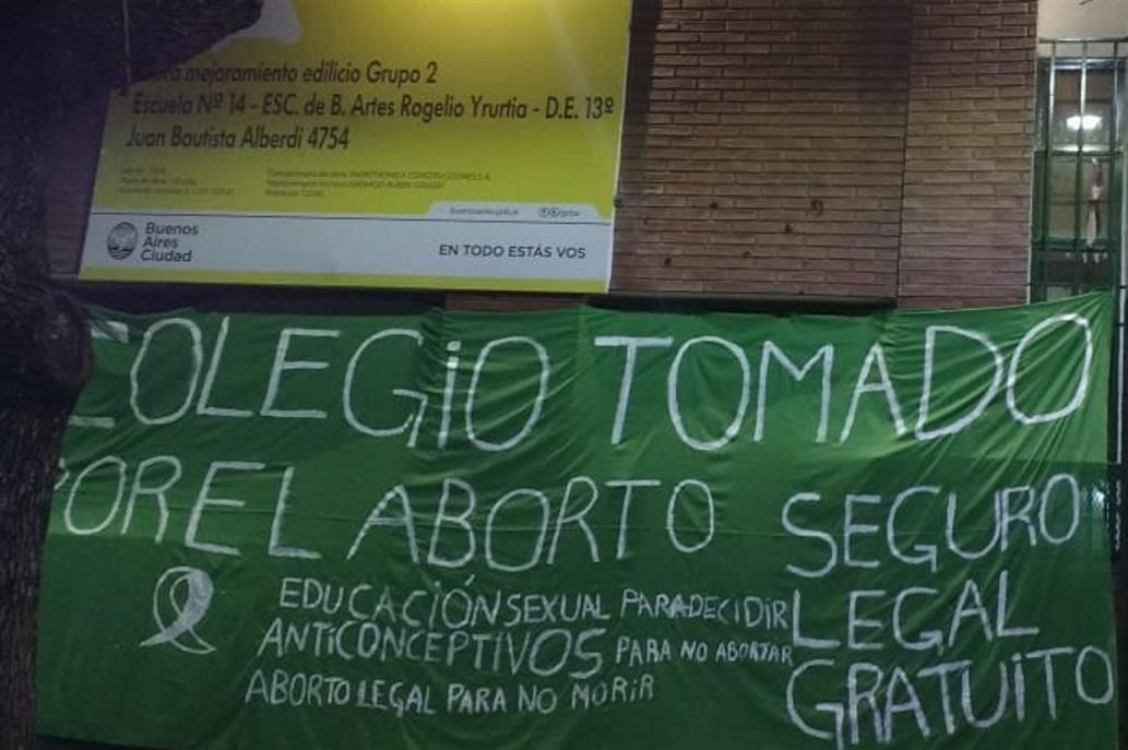 Estudiantes toman colegios porteños en reclamo por aborto legal