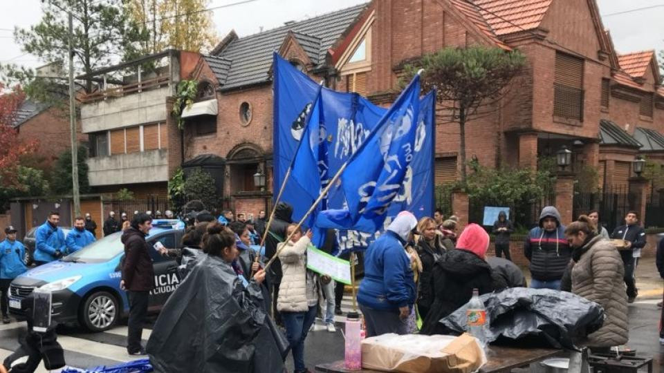 Olla popular frente a la casa de Dujovne, protesta