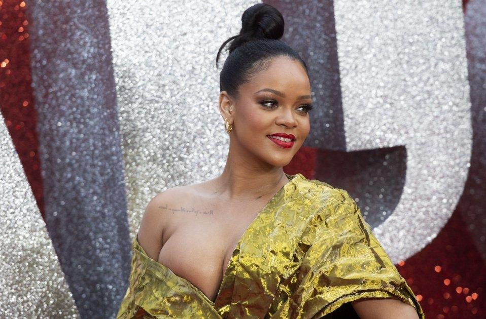Rihanna deslumbra en Londres con un escote al límite