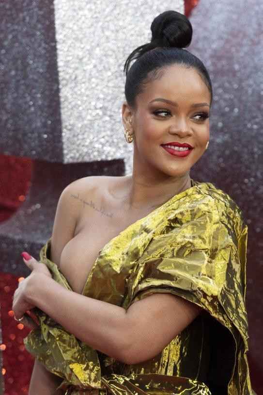 Rihanna deslumbra en Londres con un escote al límite