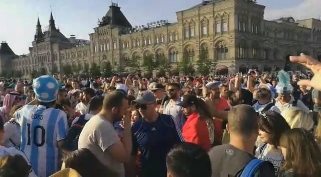 La banda loca de la Argentina alienta a la Selección en Rusia, Diario 26