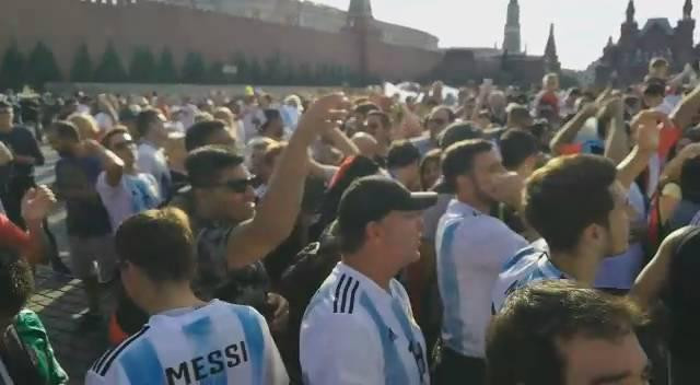 La banda loca de la Argentina alienta a la Selección en Rusia, Diario 26