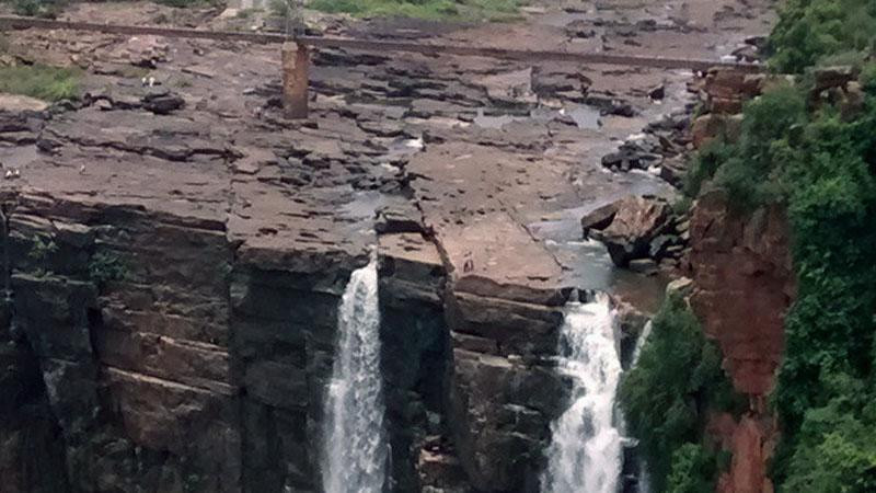 Tragico: Muere en borde de una cascada por sacarse fotos.