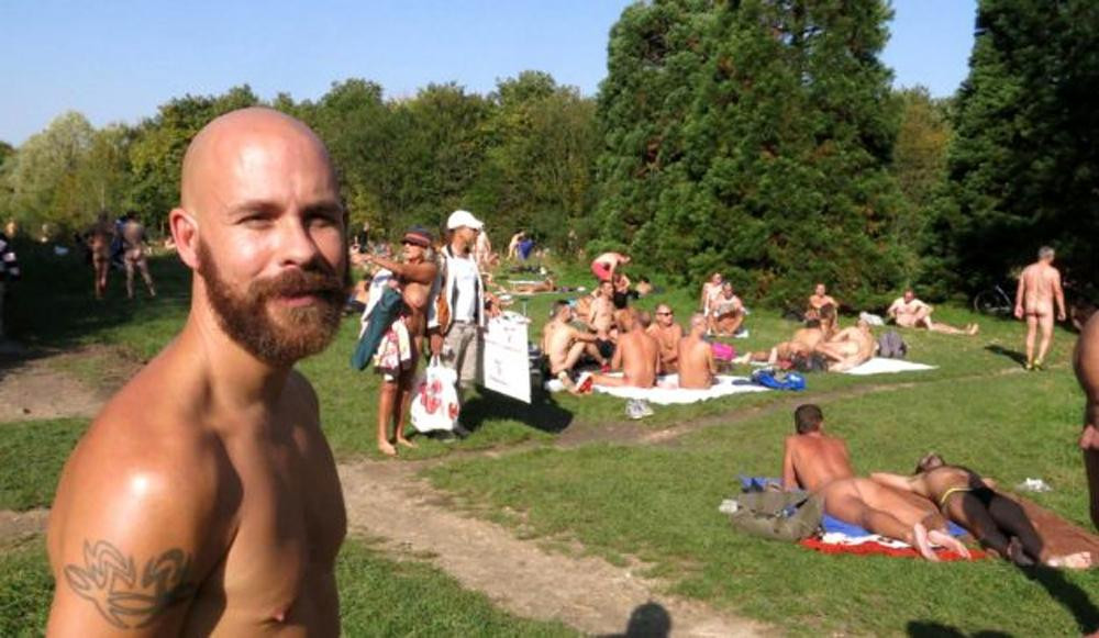 Nudistas en París