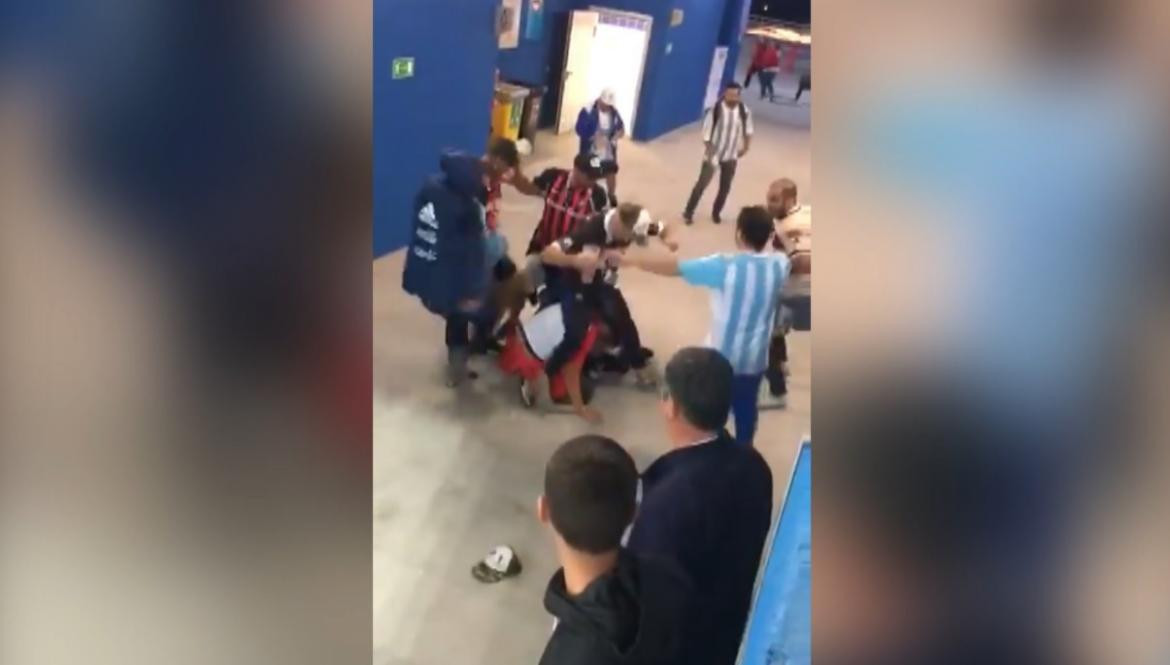 Golpiza de barrabravas a hincha croata en Rusia