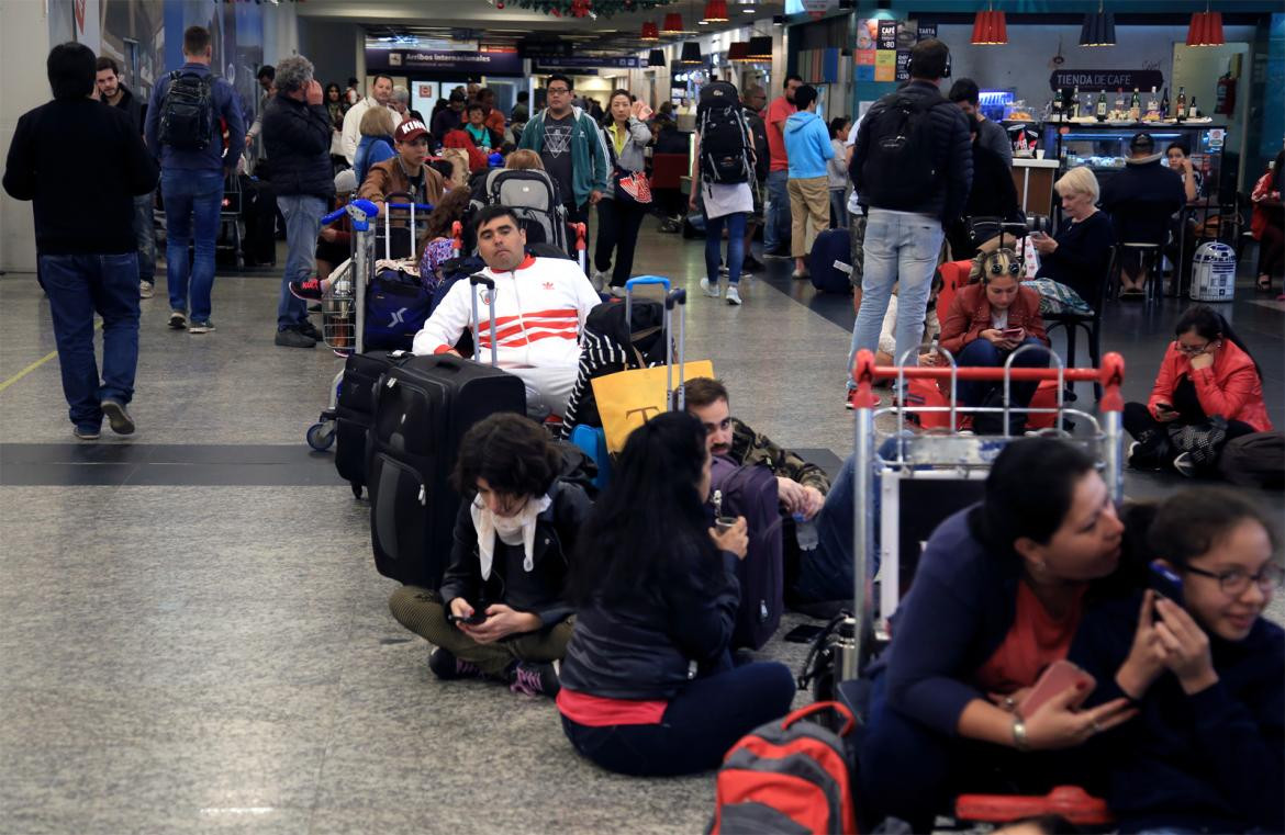 Demoras y cancelaciones en aeroparque - Pasajeros varados (NA)