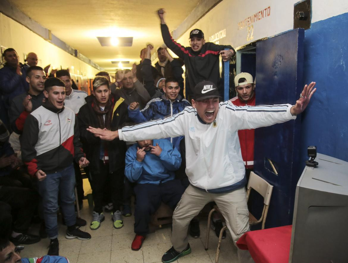 Presos viendo el Mundial en Unidad Penal número 9 de La Plata, NA