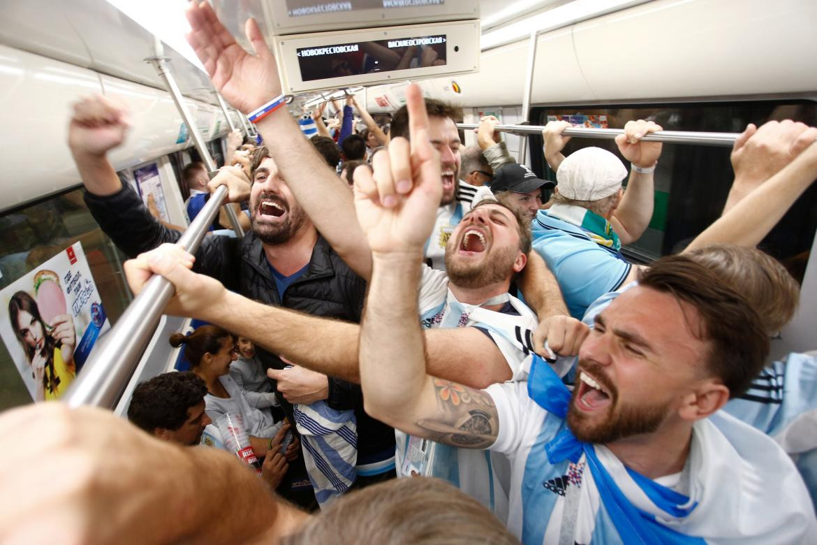 Hinchas argentinos rumbo a Kazán (Reuters)