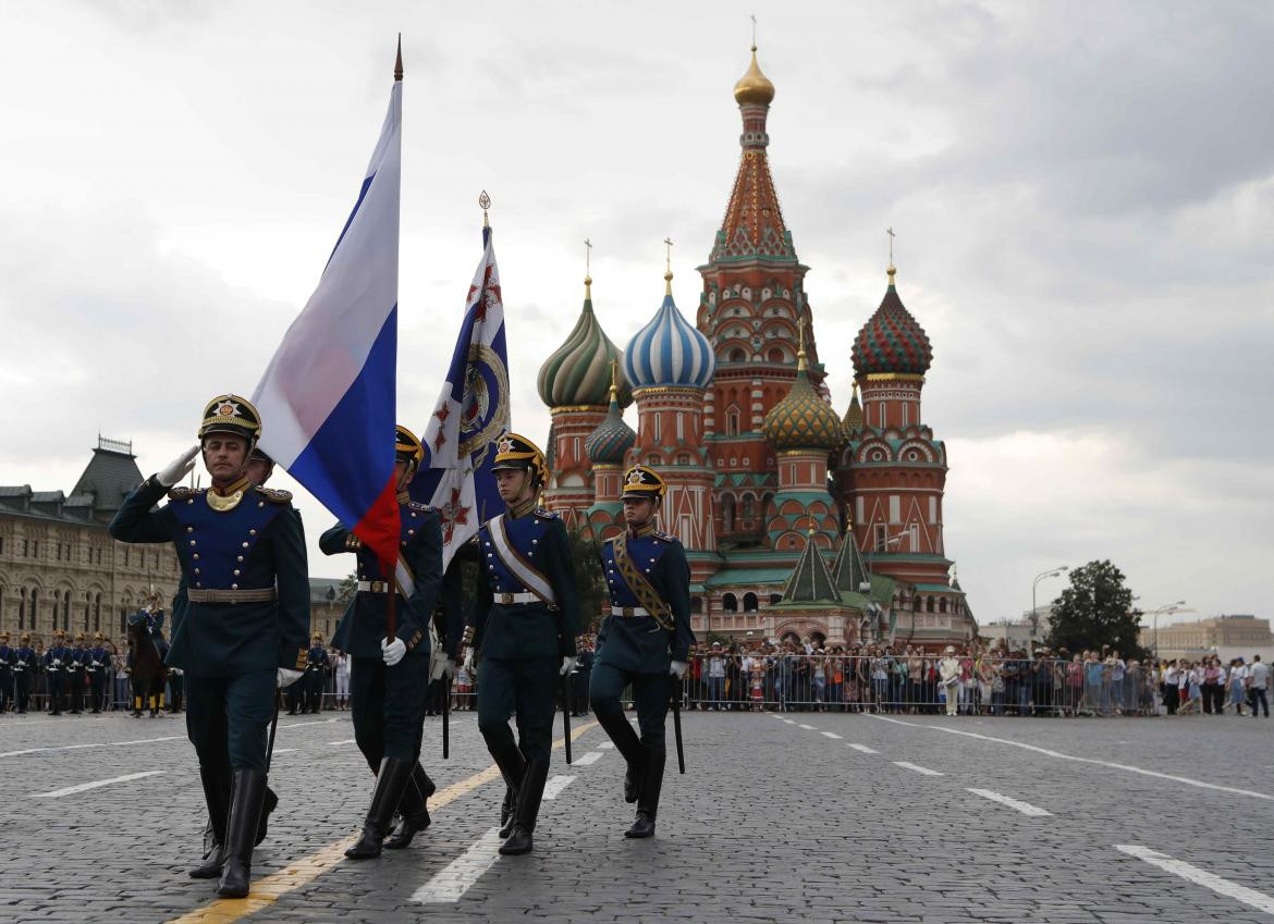 Policías rusos en la Plaza Roja de Moscú (Reuters)