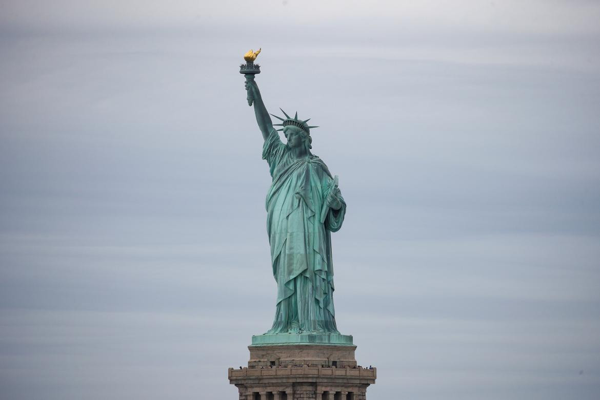 Mujer protesta en la Estatua de la Libertad, Reuters