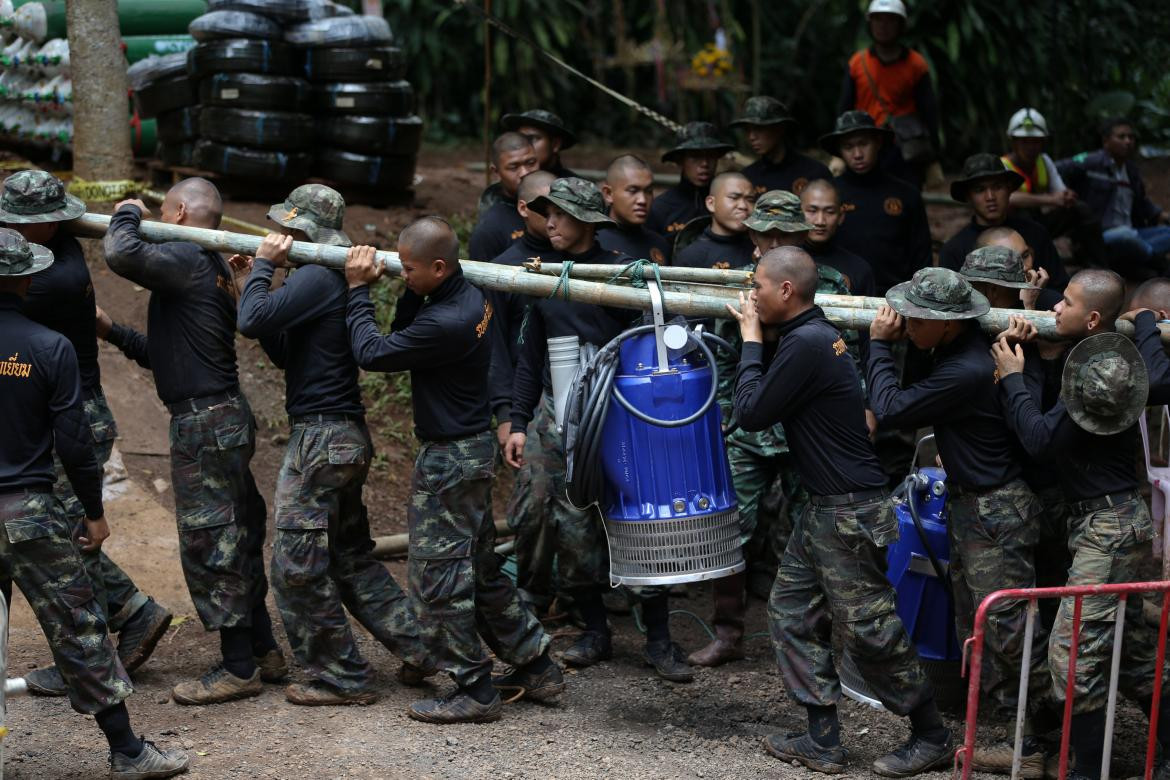 Trabajos para rescatar a niños atrapados en cueva de Tailandia (Reuters)