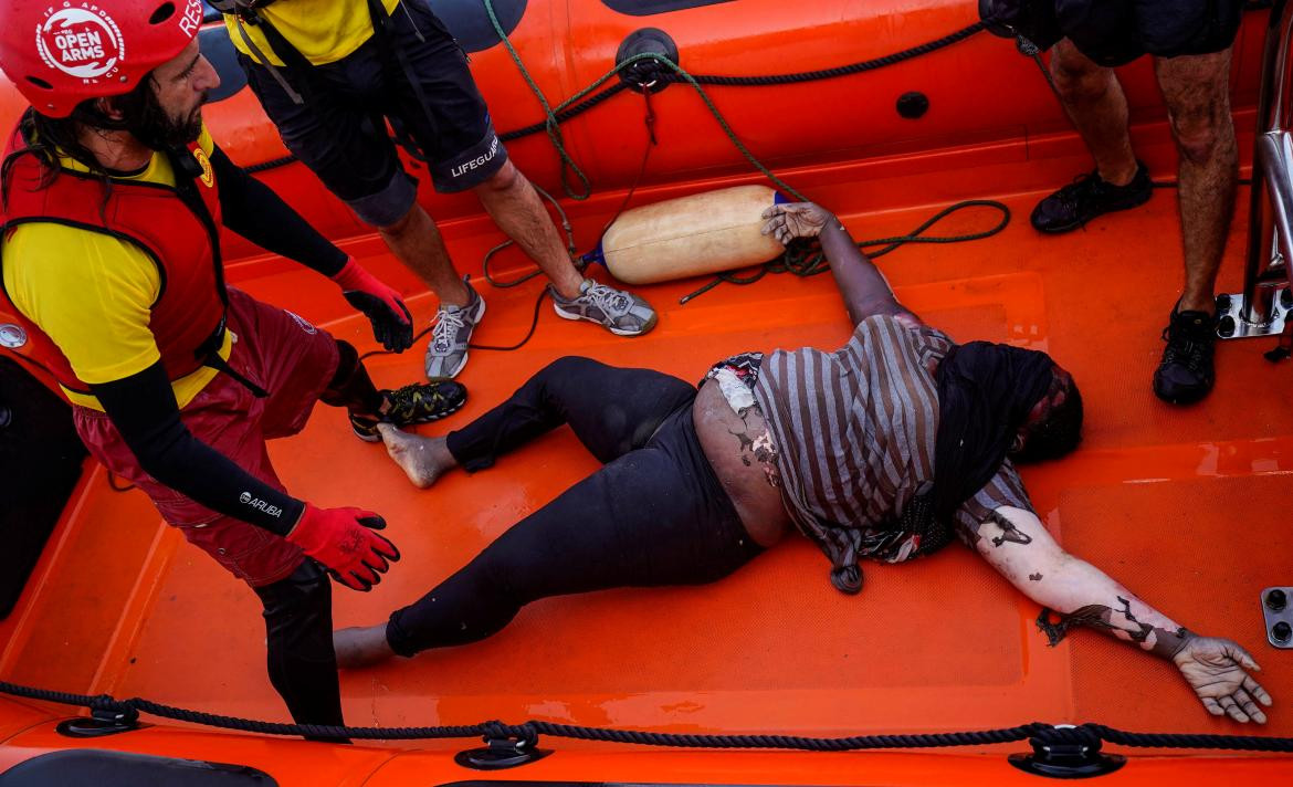 Náufraga aferrada a dos muertos para sobrevivir rescatada en Mediterráneo, Reuters