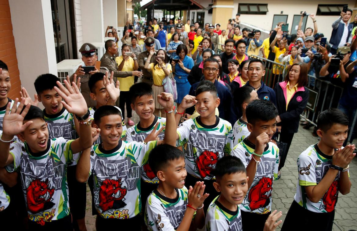 Niños que salieron de la cueva en Tailandia (Reuters)