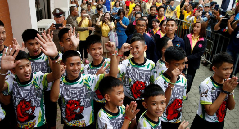 Niños que salieron de la cueva en Tailandia (Reuters)