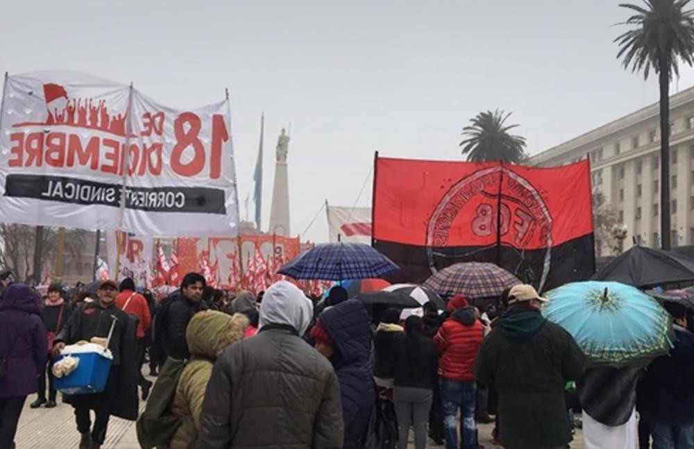 Organizaciones sociales y de DD.HH. manifiestan contra reforma de Fuerzas Armadas