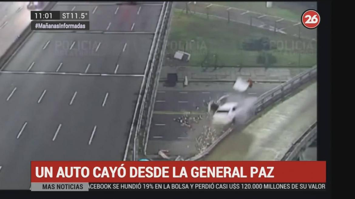Así cayó el auto desde la General Paz hacia Libertador (Canal 26)