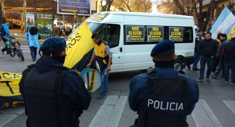 Protesta de taxistas en Mendoza (Los Andes)