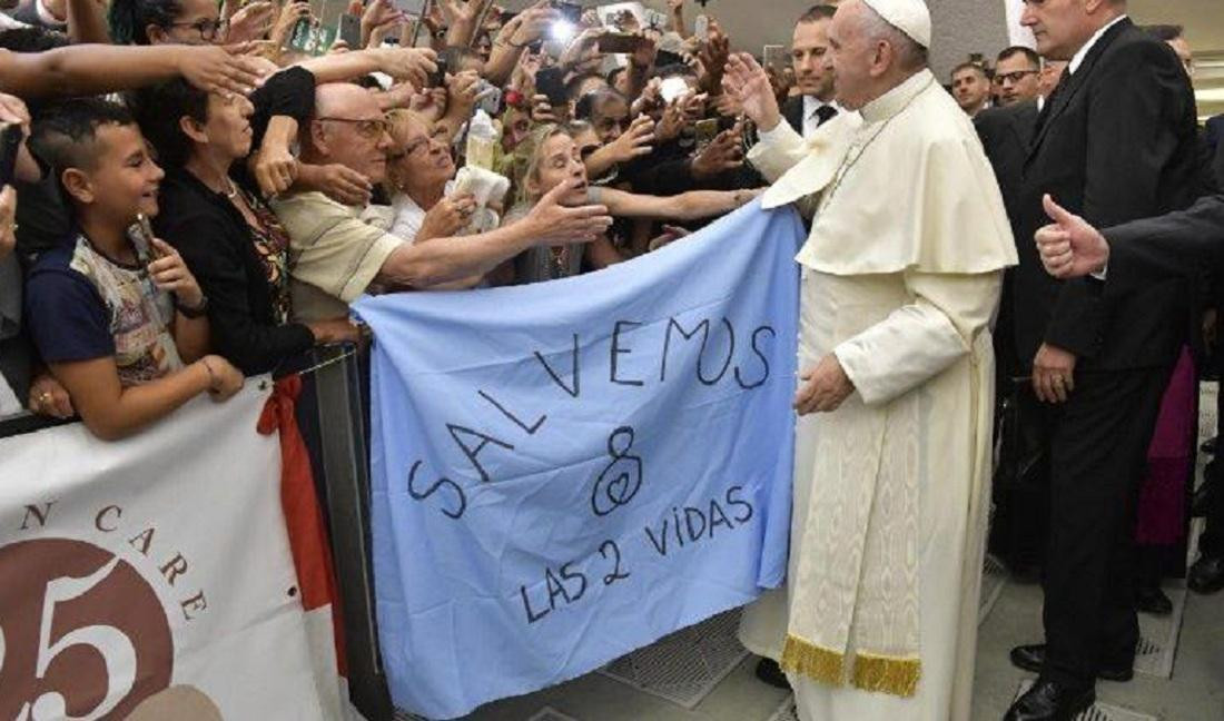Bandera contra el aborto en el Vaticano - Papa Francisco - 