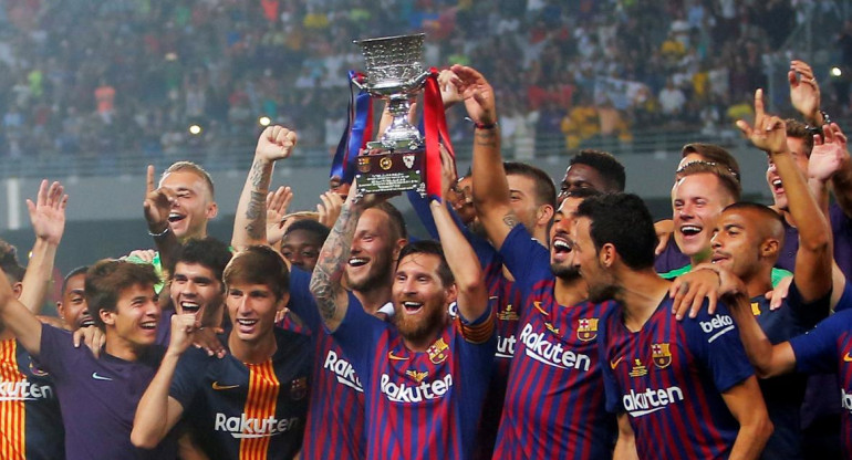 Messi levanta trofeo de la Supercopa Española (Reuters)
