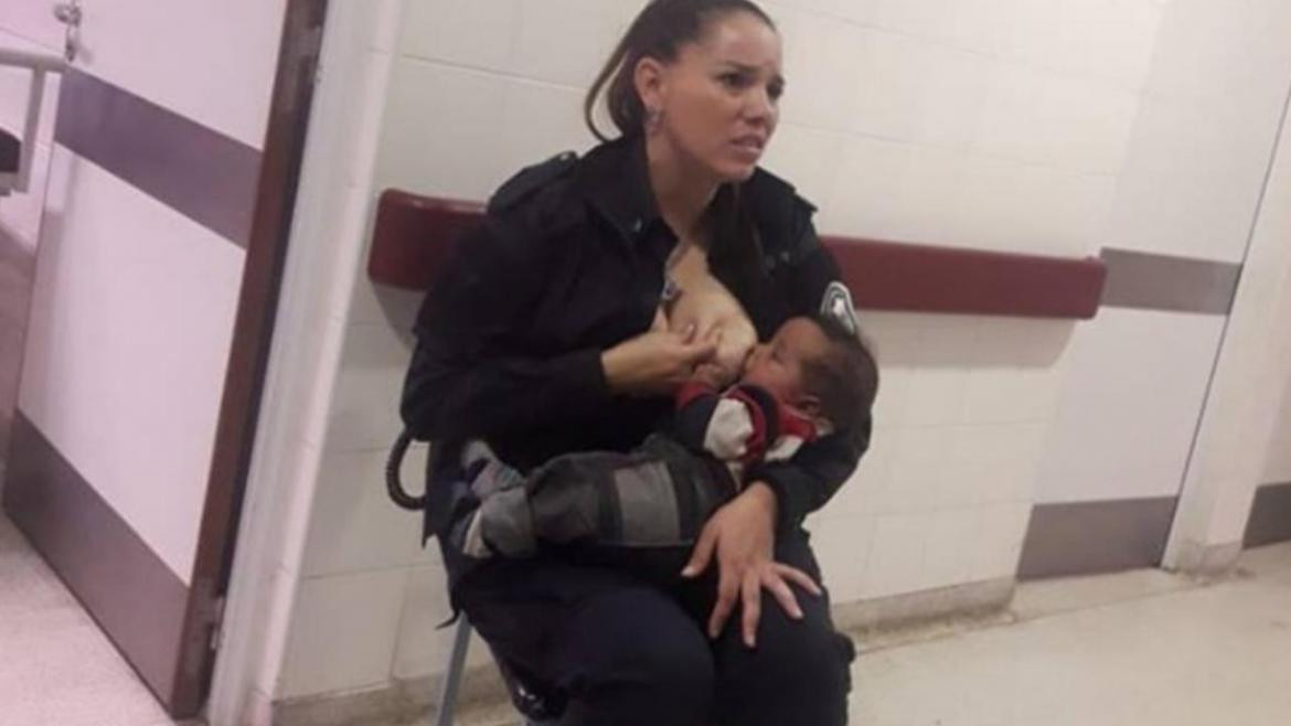 Policía amamantando al bebé - La Plata