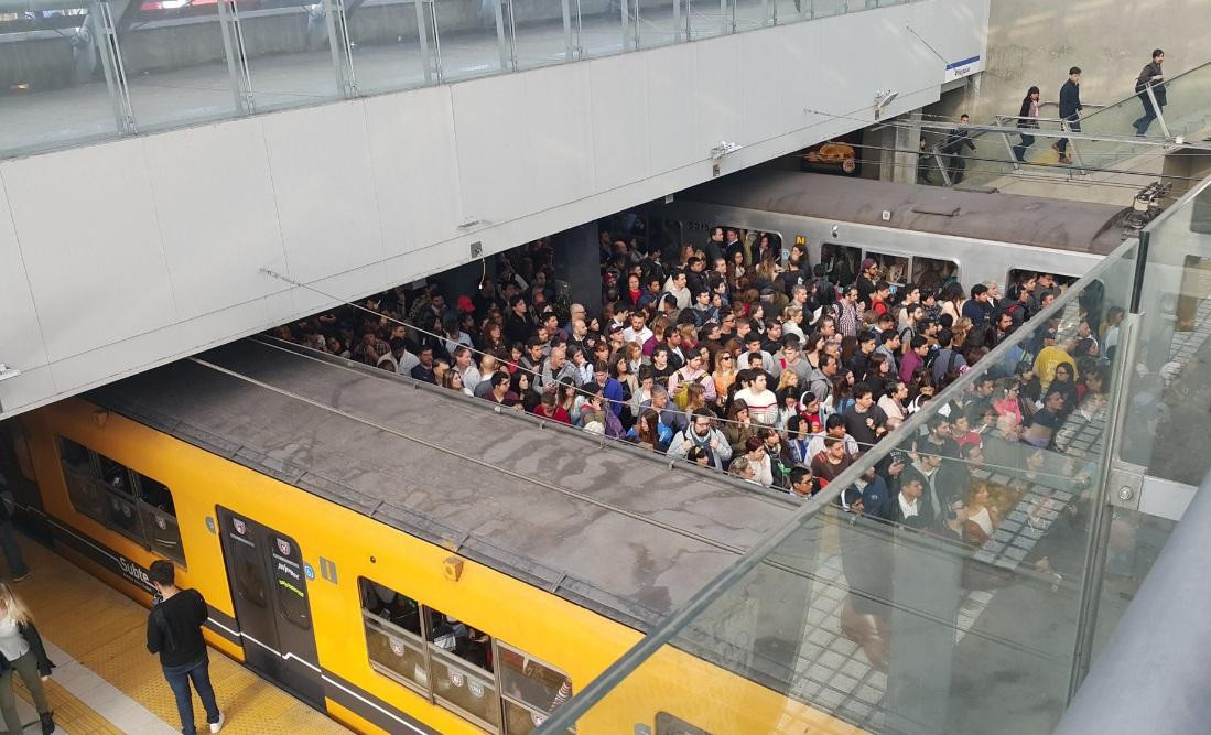 Demora y tensión en el subte C