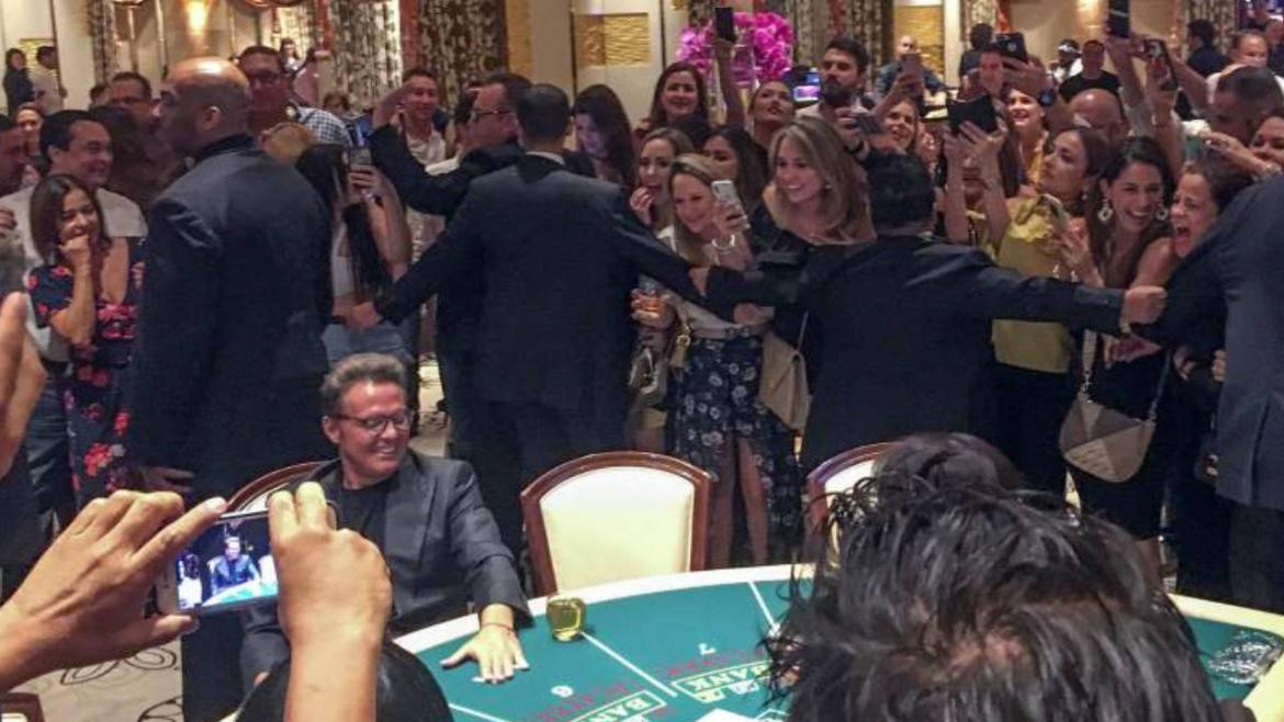 Luis Miguel apareció en un casino y sus fans enloquecieron