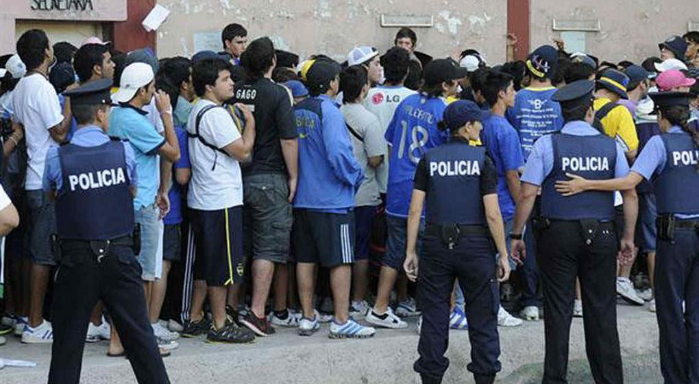 Policía en Boca - River