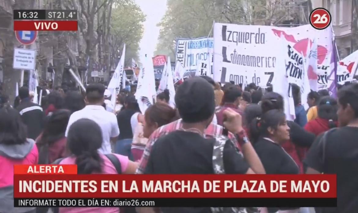 Incidentes y corridas en marcha de Plaza De Mayo