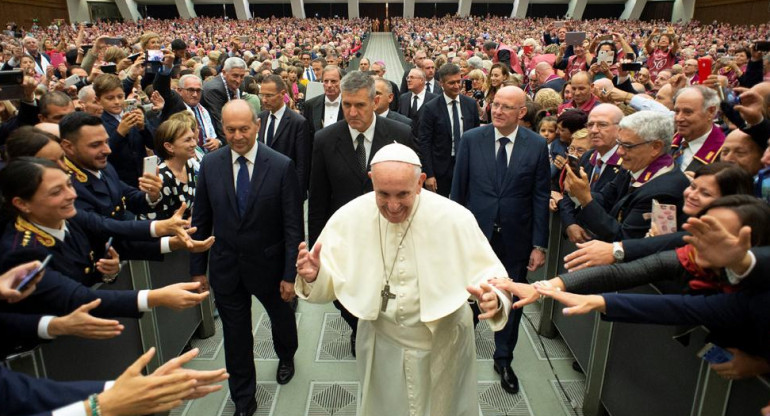 Papa Francisco saliendo de sínodo en Roma, Reuters