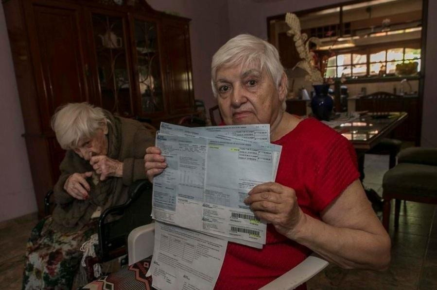 Elsa Fernández y su madre de 106 años - Corte de gas