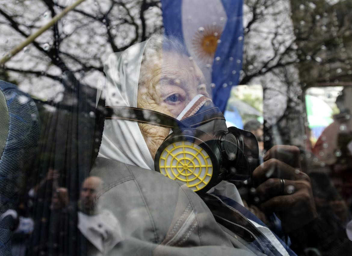 Hebe de Bonafini, con una mascara antigas, en los alrededores del Congreso, NA