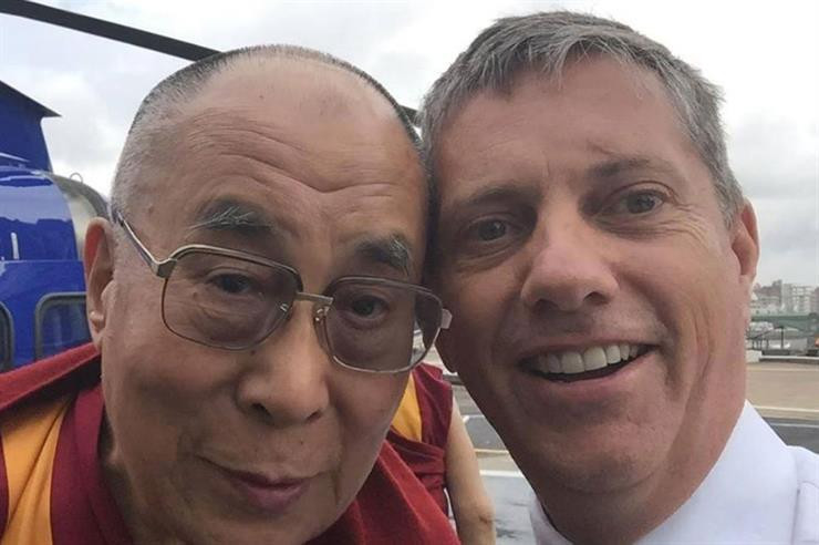 Dalai Lama y Eric Swaffer, piloto del helicóptero del Leicester, accidente