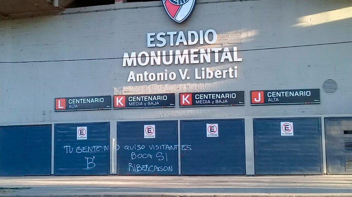 Pintadas de hinchas de Boca en el Monumental 