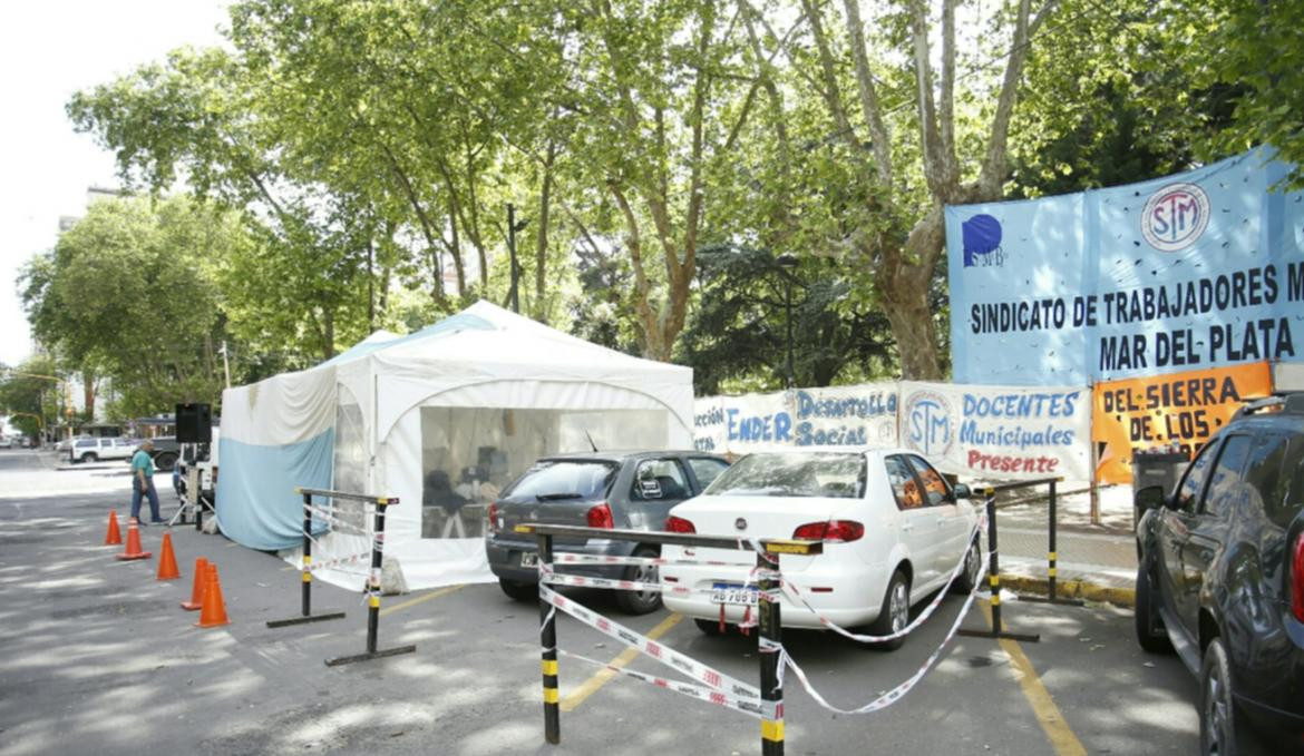 Carpa blanca de municipales en Mar del Plata (0223)